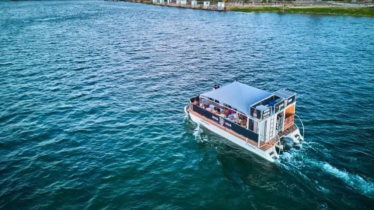 Catamarã Vale Turismo atracado no Rio São Francisco