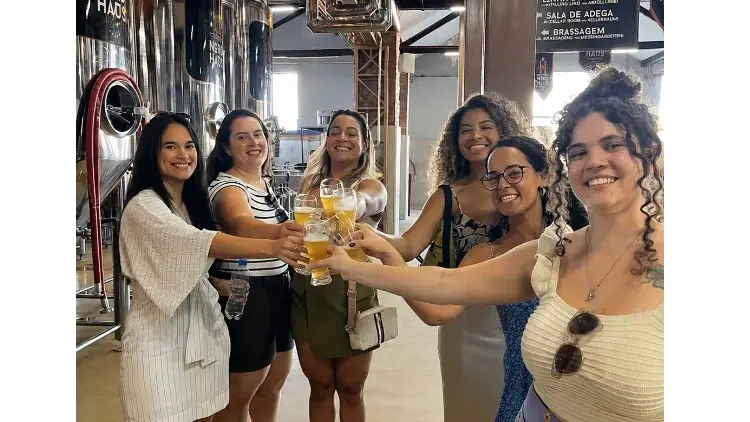 Grupo brindando com chopp artesanal na área de produção da Nord Haus